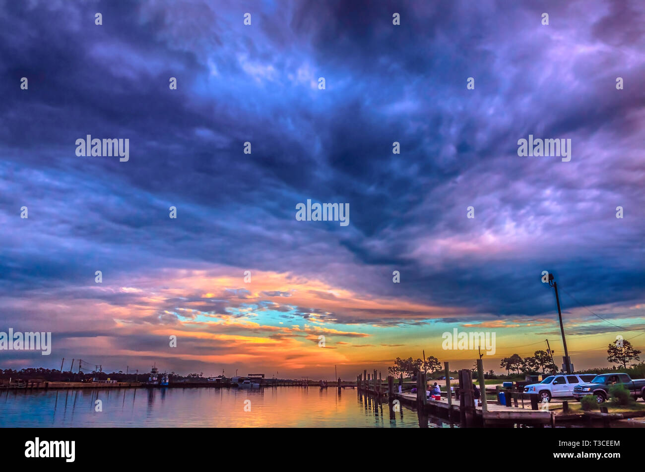Die Sonne am Bayou La Batre State Docks im Bayou La Batre, Alabama. Stockfoto
