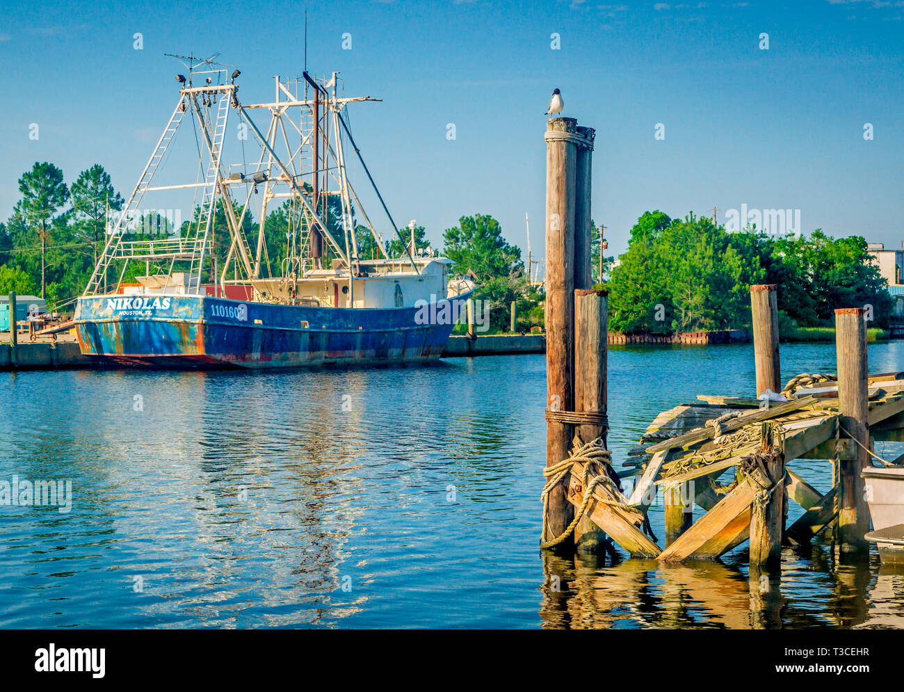 Ein rostiger Krabbenkutter, "Nikolas", ist in Bayou La Batre, Alabama, 9. Mai 2015 verankert. Stockfoto