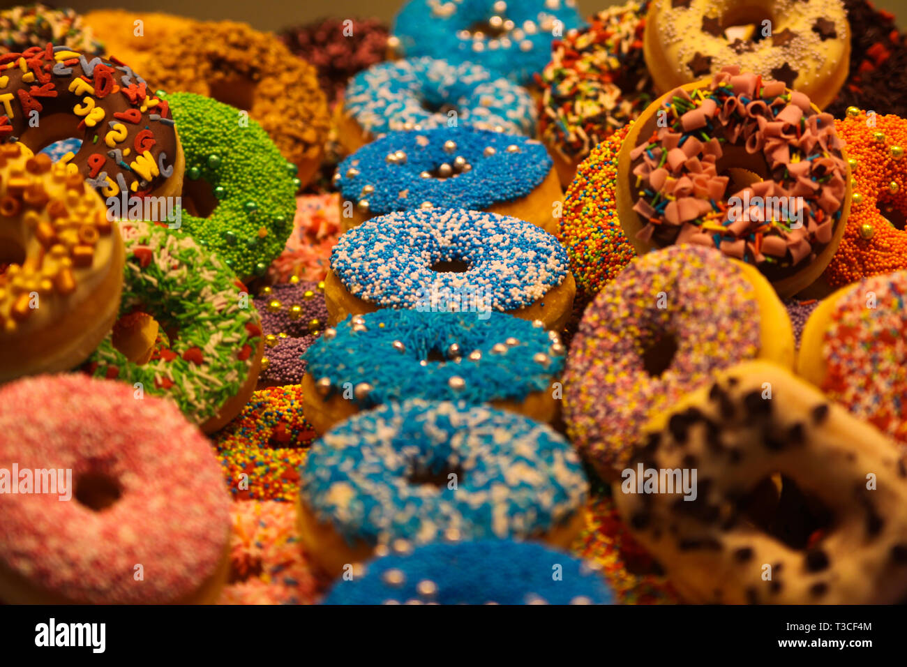 Ausstellung von bunten Donuts mit ausgefallenen zerfällt in die Halle von Rotterdam, Niederlande eingerichtet Stockfoto