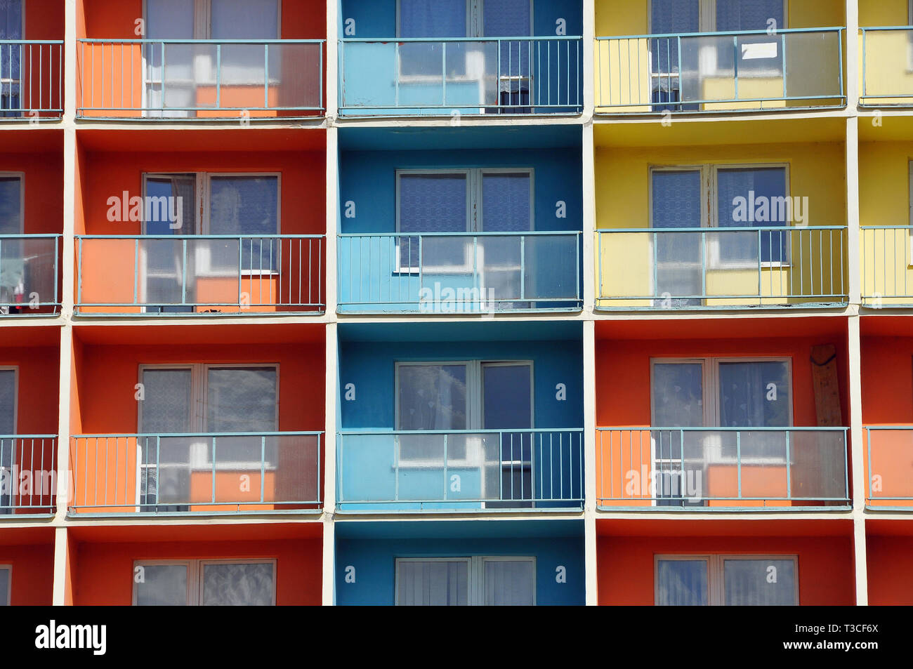 Bunte panel Haus in Rožňava, Slowakei. Színes panelház, Rozsnyó, Szlovákia. Stockfoto