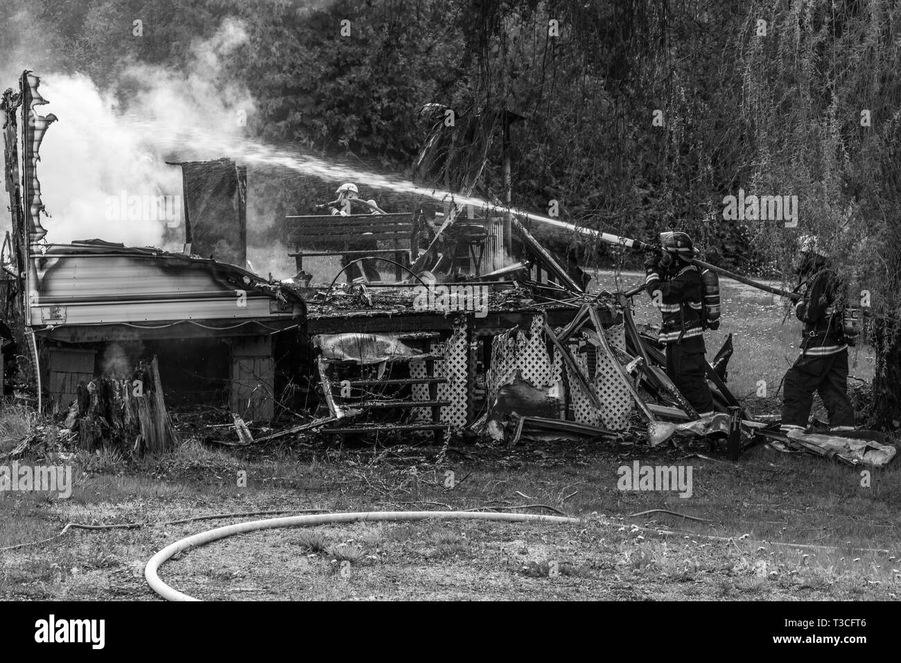 Bild von Wohnwagen Camper Feuer mit verbranntem Holz und Schutt Stockfoto