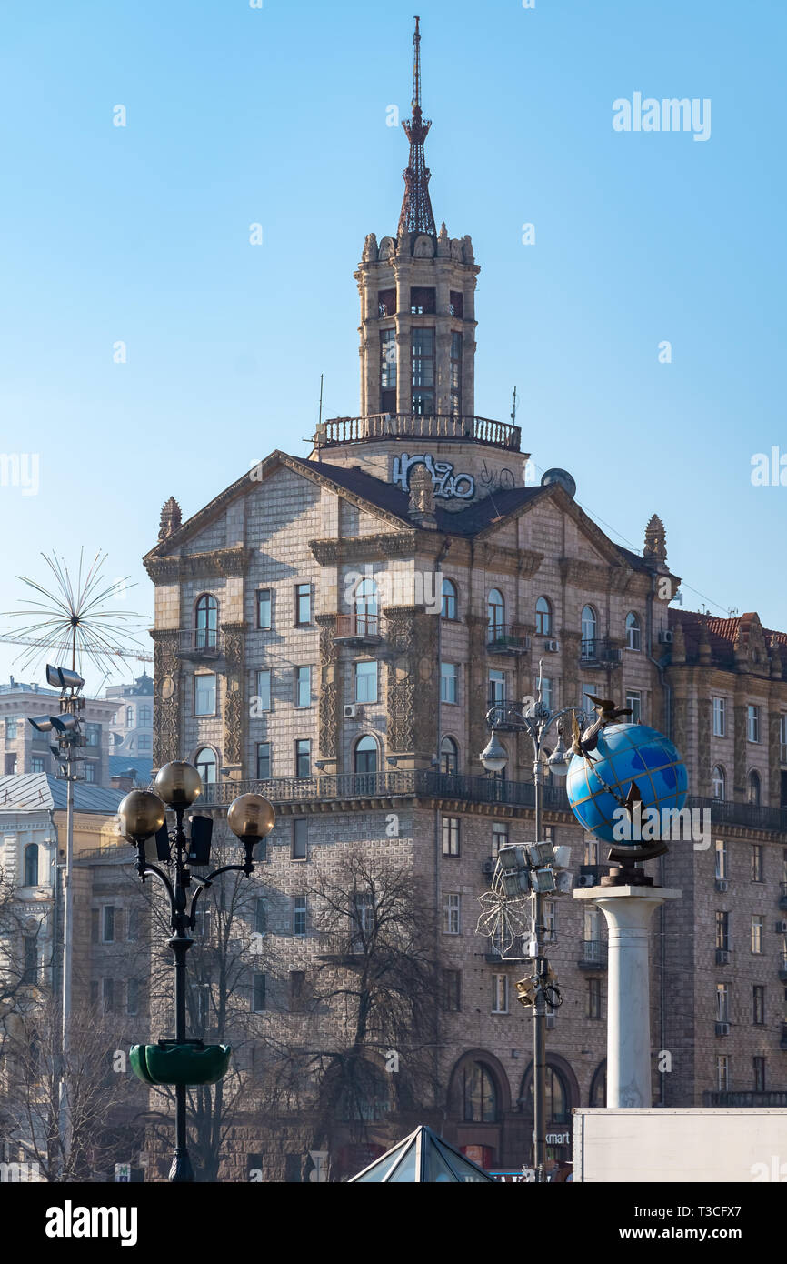 Kiew, Ukraine, 31 Mär 2019: Skyline Skyline von Kiew auf dem Unabhängigkeitsplatz Maidan Nezalezhnosti, Globus und Kyivmiskbud, Ukraine Stockfoto