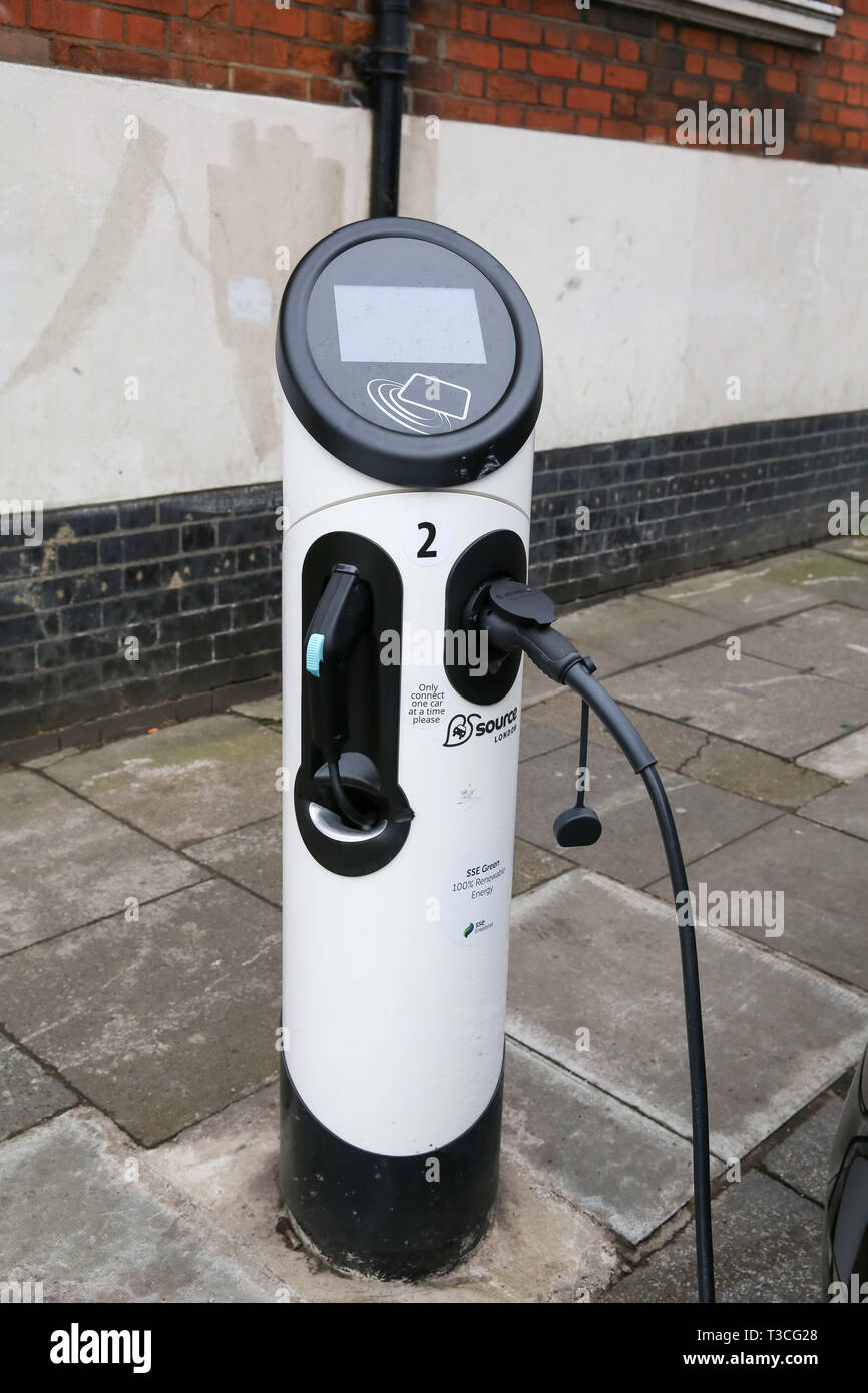 Ein Elektroauto Aufladepunkt in London gesehen. Um zu helfen, die Luftqualität zu verbessern, ein Ultra Low Emission Zone (ULEZ), in Kraft getreten am Montag, den 8. April 2019 kam, arbeitet jetzt 24 Stunden am Tag, 7 Tage in der Woche, in der gleichen Gegend von Central London die City-maut. Der Fahrer muss die ULEZ Emissionsstandards erfüllen oder haben eine tägliche Gebühr zu zahlen, neben der Congestion Charge innerhalb der Zone zu fahren. Stockfoto