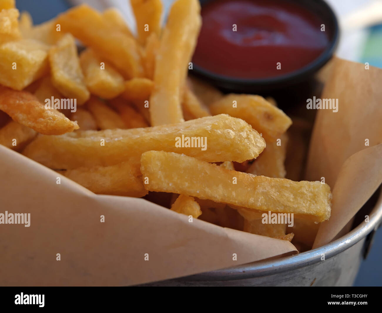 Portion Pommes Frites mit Ketchup in einem Metall pod Stockfoto