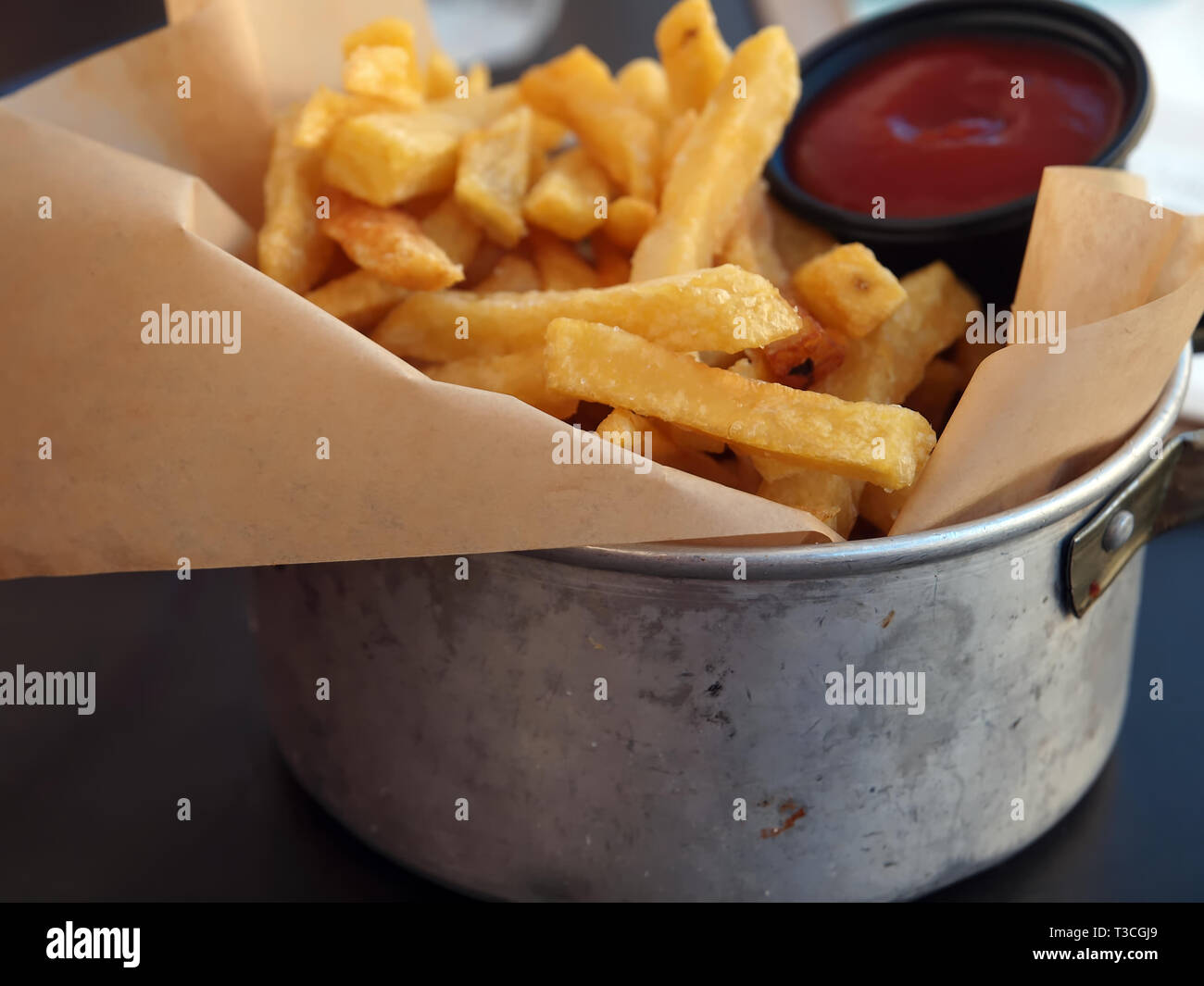Portion Pommes Frites mit Ketchup in einem Metall pod Stockfoto