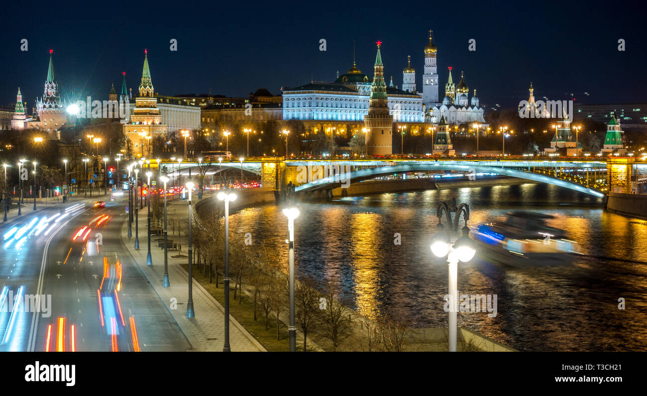 Auto Verkehr auf Prechistenskaya Böschung. Abendlicher Blick von Moskau Fluss, Bolshoy Kamenny Brücke und Kreml. Stockfoto