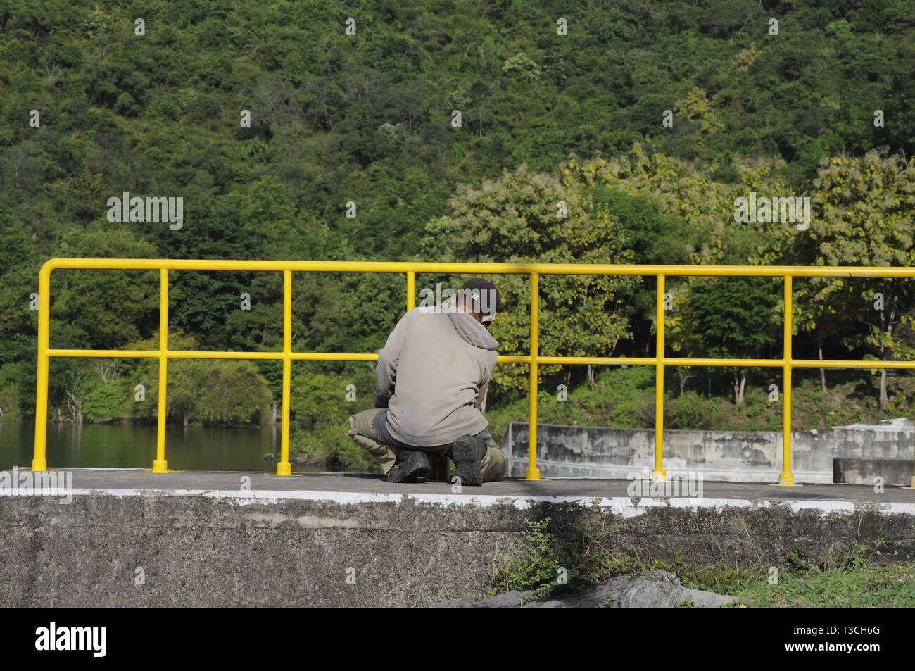 Einen gelben Anstrich - Arbeiter zum See Stockfoto