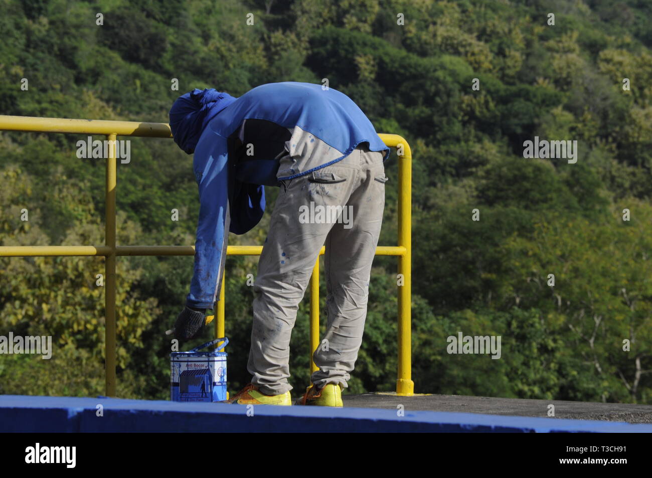 Ein blaues t-shirt Mann-gelbe Farbe Maler Stockfoto