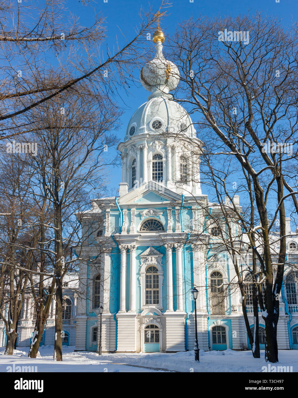 Blaue und weiße Kirche neben St. Petersburg State University, Fakultät für Politikwissenschaft, Russland Stockfoto