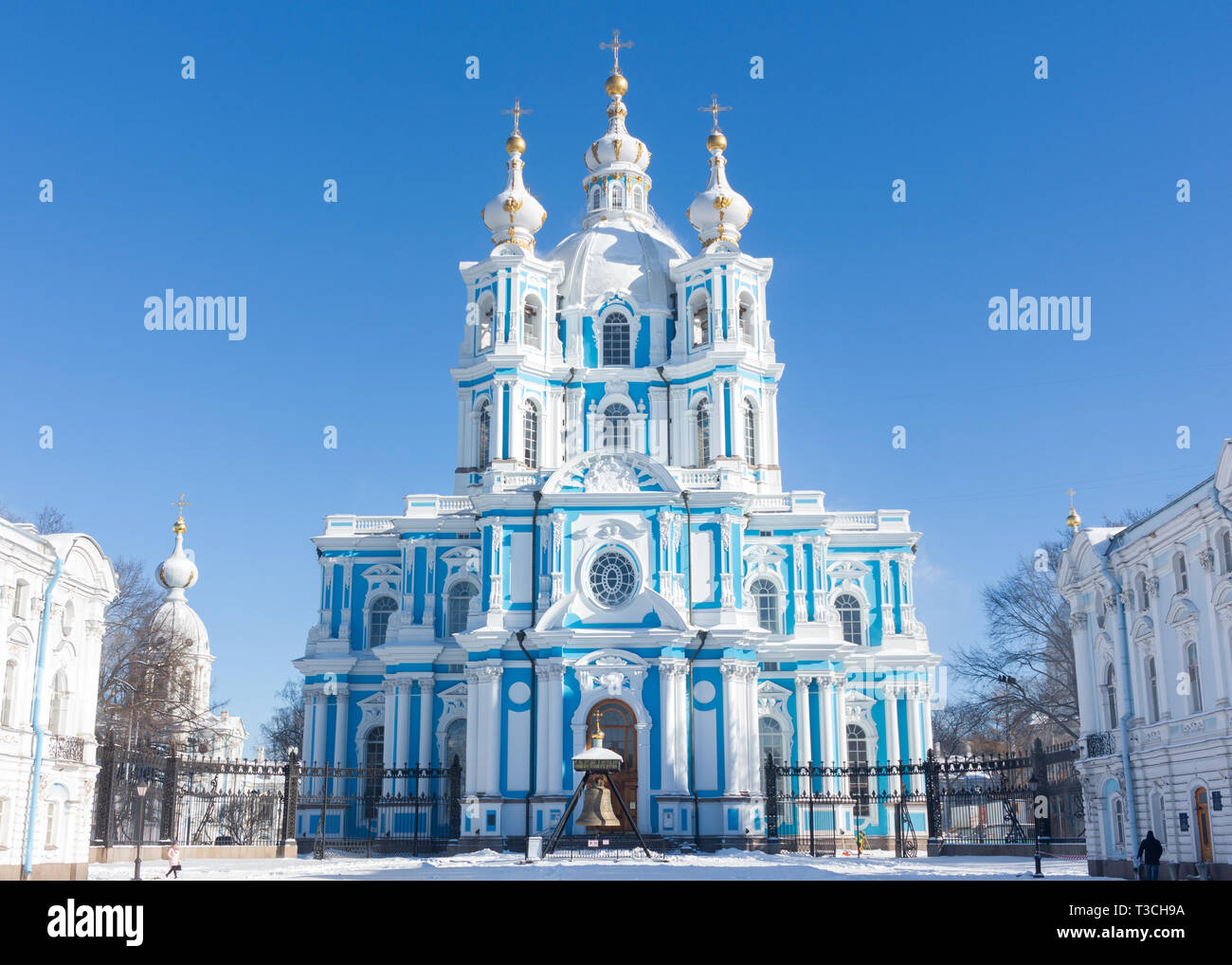 Die sehr blau Smolny Kathedrale in Sankt Petersburg, Russland an einem sonnigen Wintertag Stockfoto