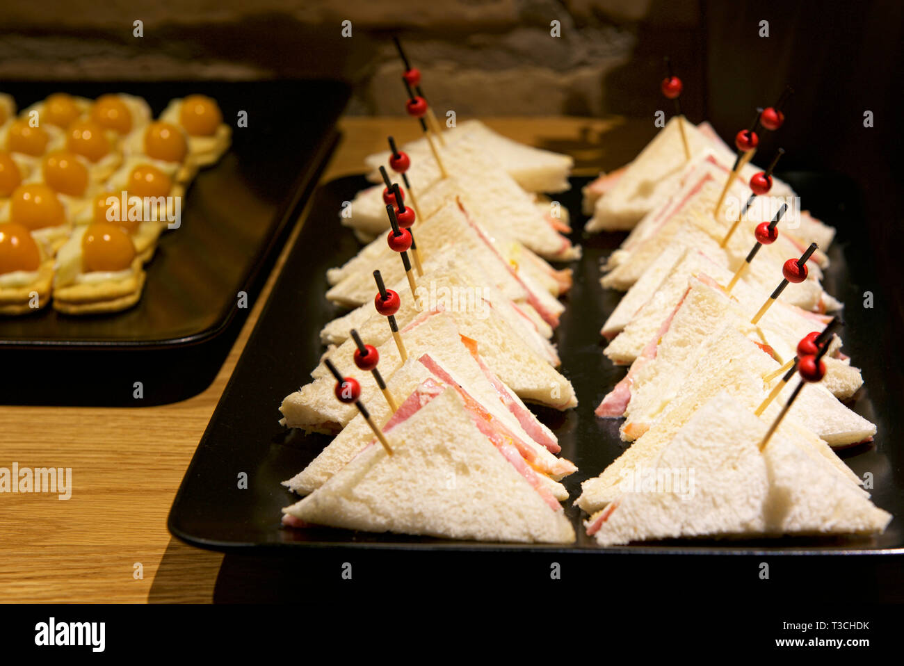 Catering Service am Tisch verschiedene Snacks auf einen Tisch am Bankett gesetzt. Der kalte Snacks, canape, Getränke, Nahaufnahme. Von der Seite. Bankett Tisch Stockfoto