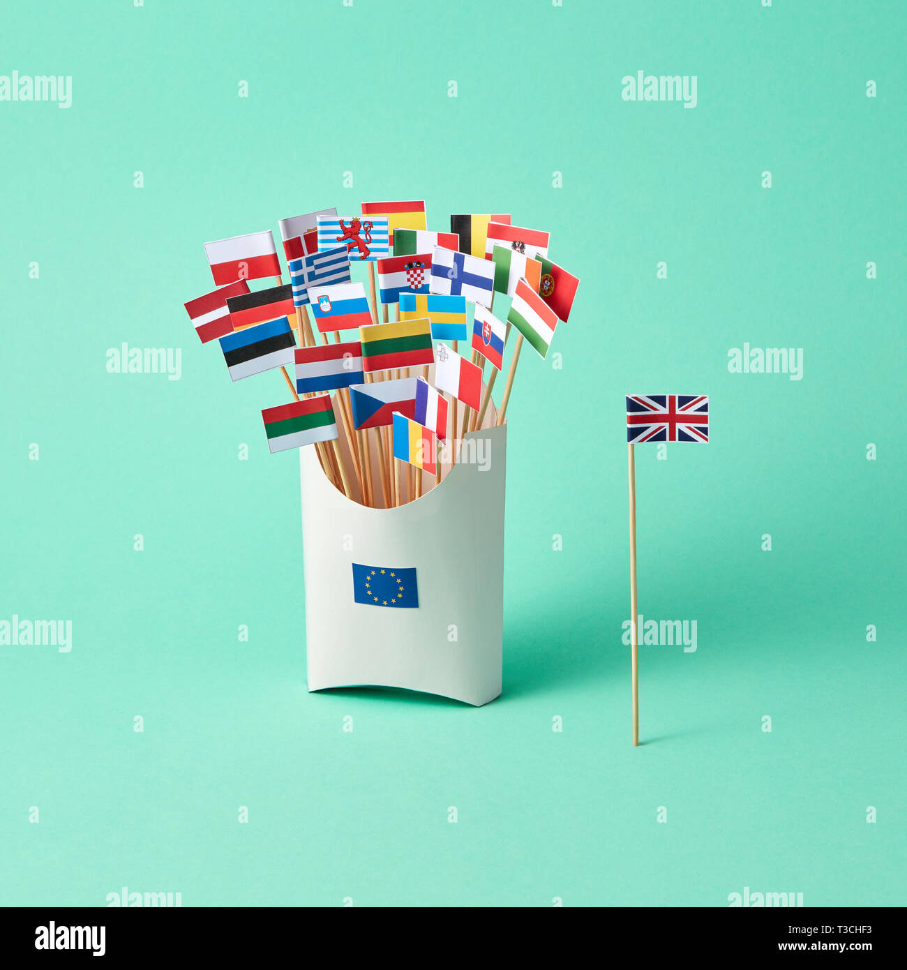 Papier Flagge von Großbritannien und ein Karton mit ein Zeichen für die EU und den verschiedenen Flags auf grünem Hintergrund mit Kopie Raum. Die Ausfahrt von Großbritannien aus der EU Stockfoto