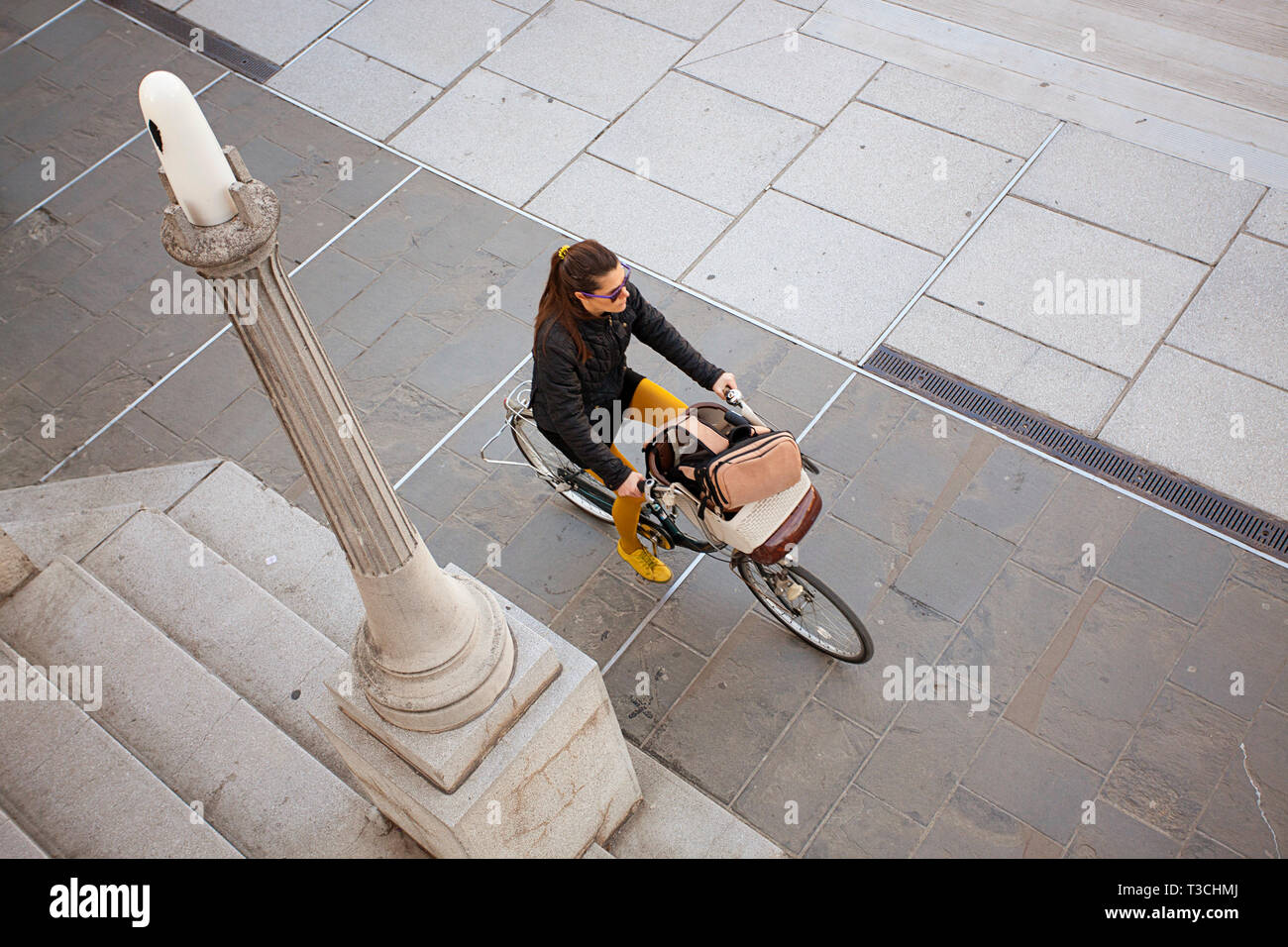 Frau Radfahren in Ljubljana, Slowenien Stockfoto