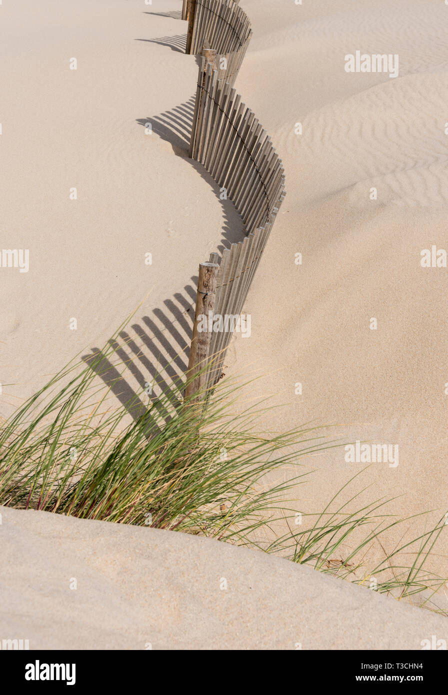 Holz Zäune in den Dünen, der Sand aus in Bewegung zu halten, Costa Nova, Aveiro, Portugal Stockfoto