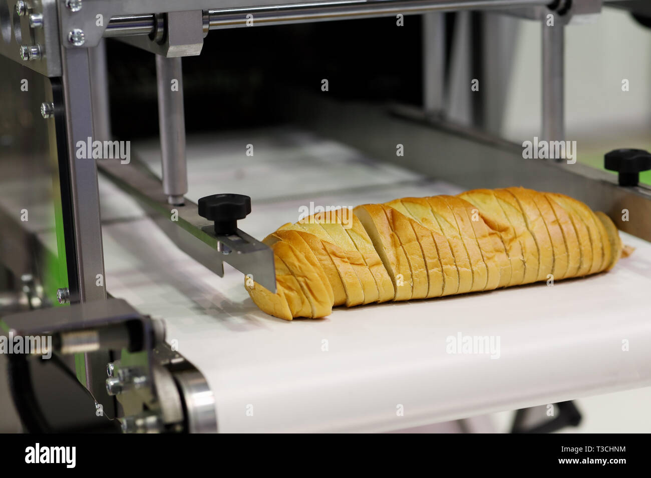 Industrielle automatische brotschneidemaschine Maschine für Bäckereien. Selektive konzentrieren. Stockfoto