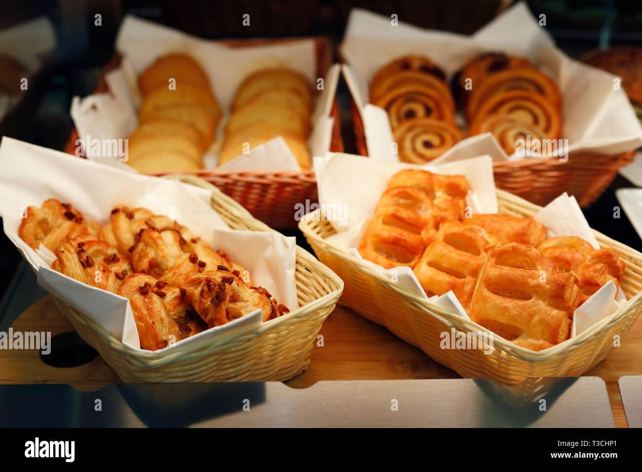 Konditorei Bäckerei Display mit verschiedenen Brötchen und Marmelade Puffs. Stockfoto