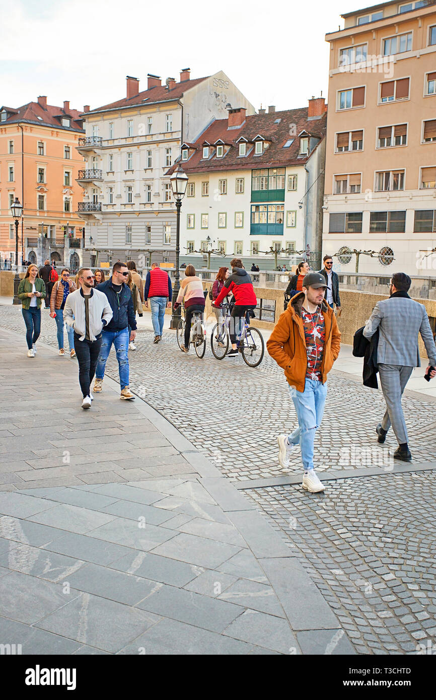 Radfahrer und Fußgänger in den Straßen, Ljubljana, Slowenien Stockfoto