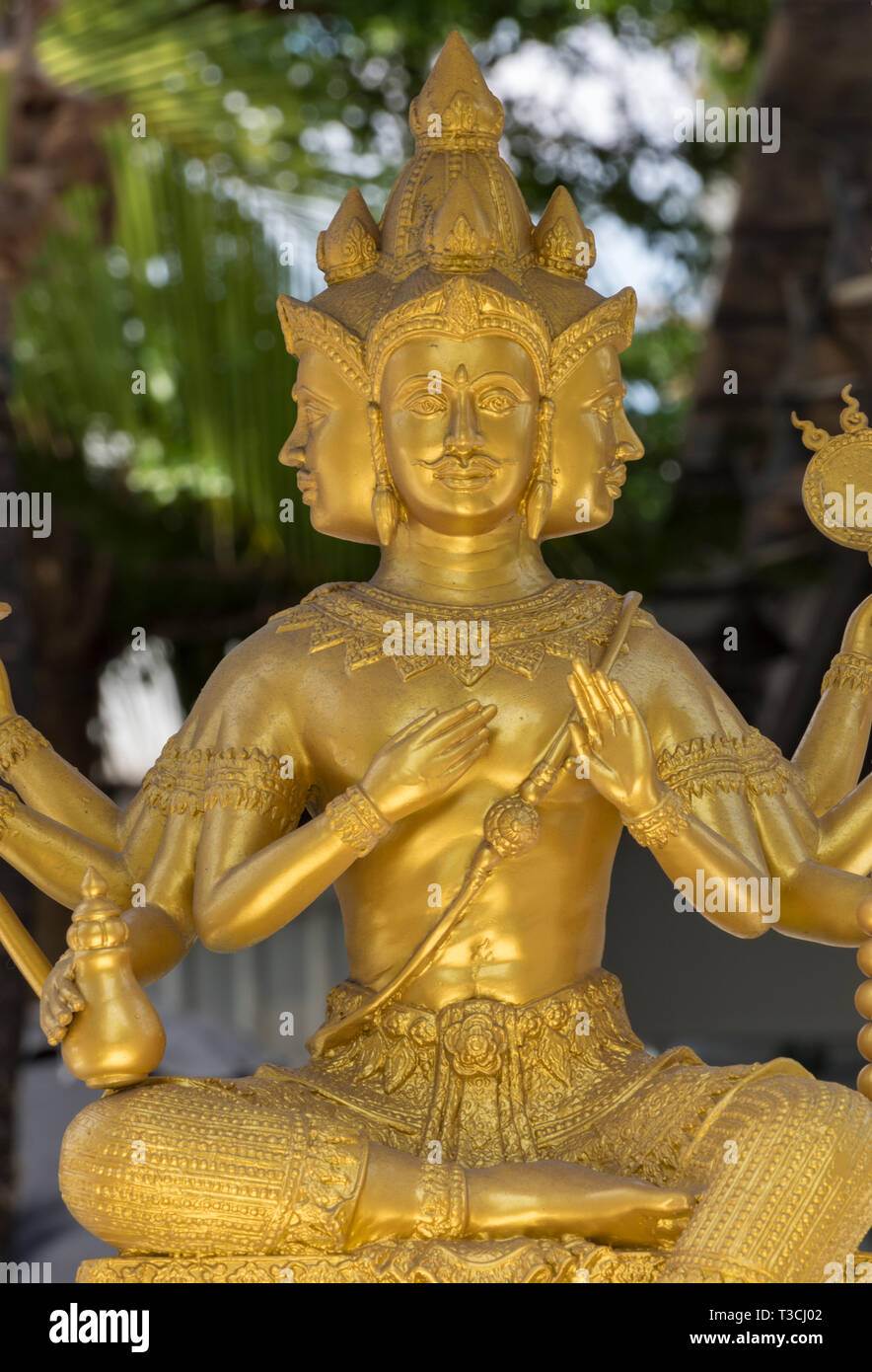 Goldene Buddha-Ikone oder religiöser Gott, der in Gold an einem thailandschrein ausgestellt ist. Stockfoto