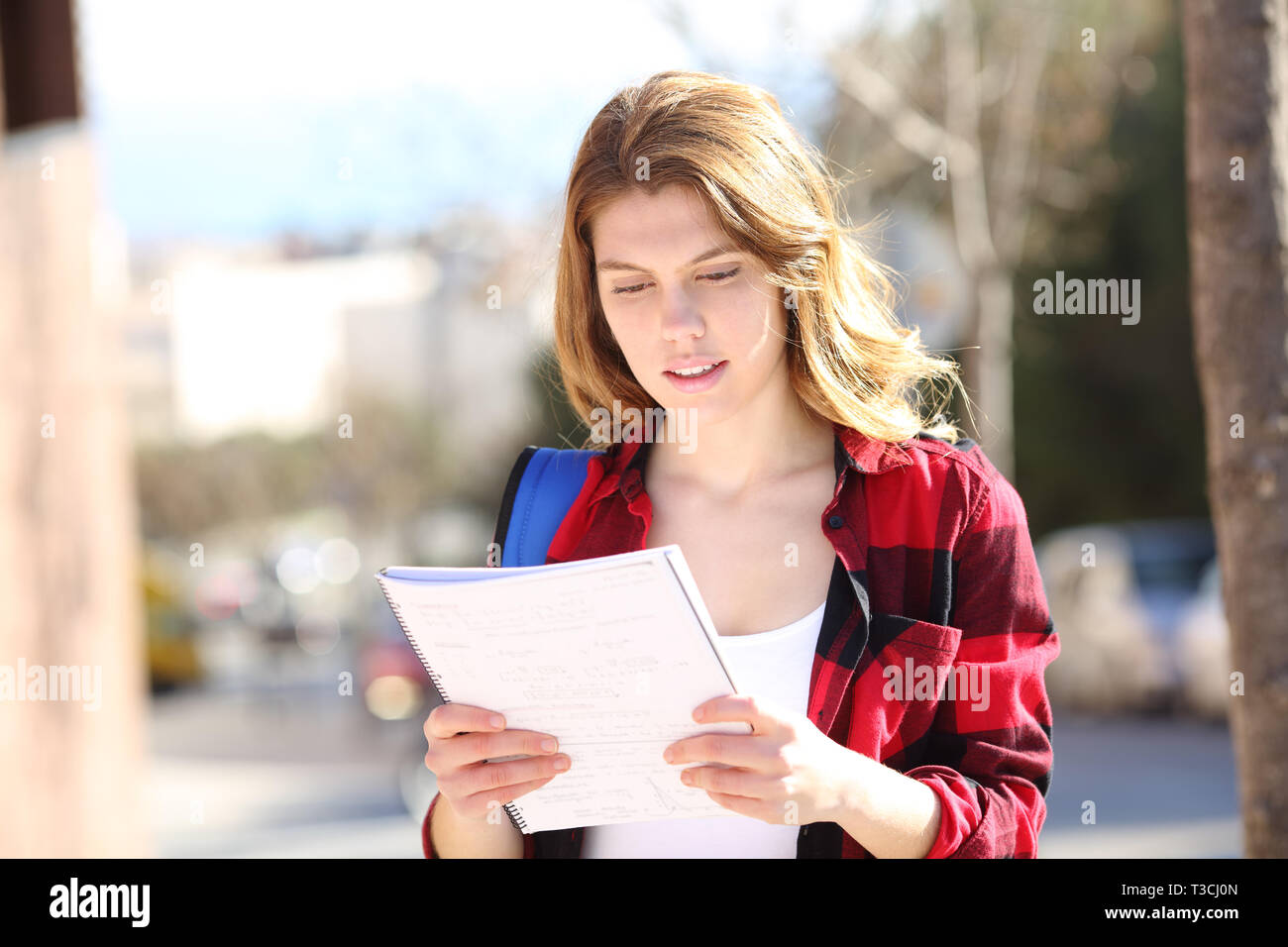 Vorderansicht Porträt eines Studenten zu einem Studium in der Straße Stockfoto