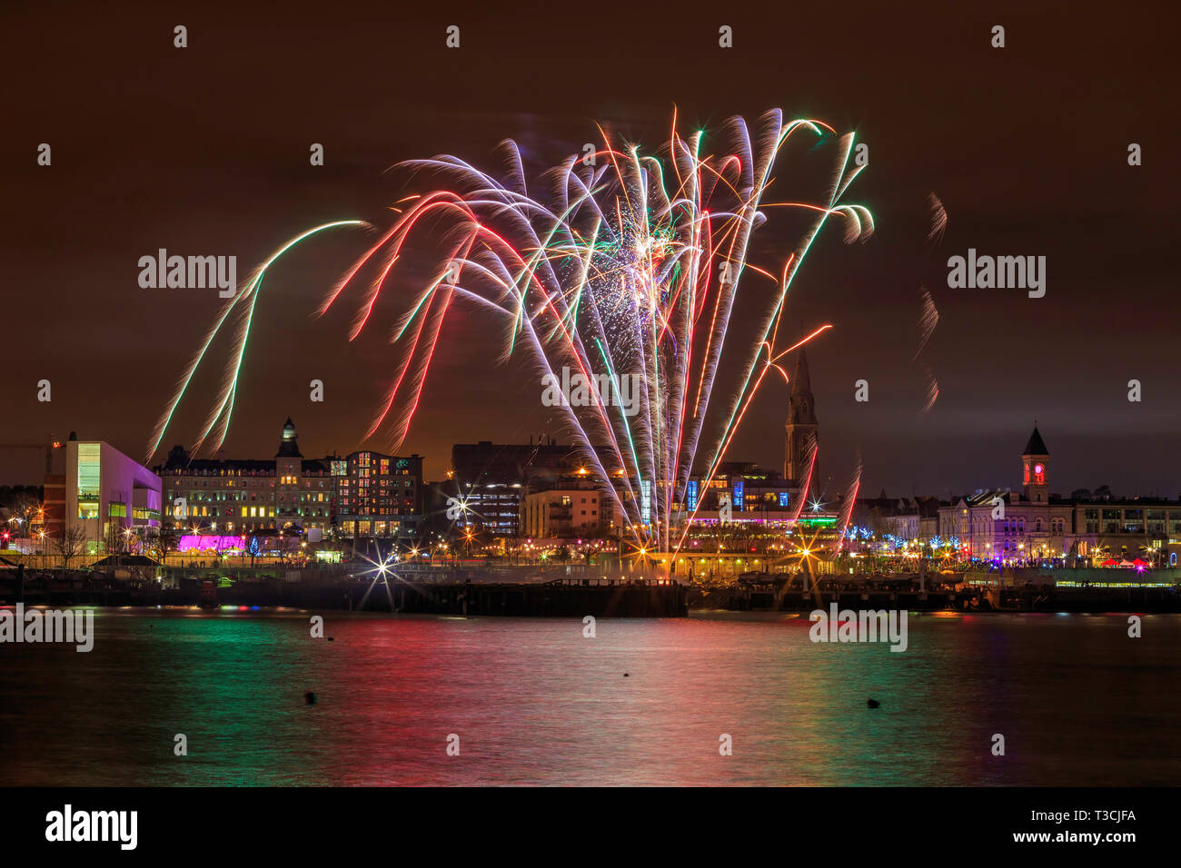 Feuerwerk im Hafen von Dun Llaoghaire, Dublin, Irland Stockfoto