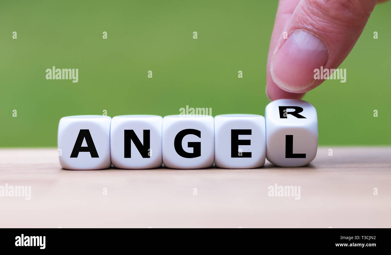 In Zorn oder, ein Engel? Hand einen Würfel und Änderungen das Wort 'Wut' zu 'Engel'. Stockfoto