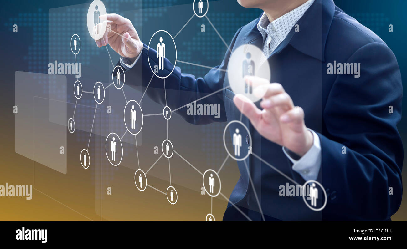 Business Administrator in Aktion von Manpower oder Human Resource Planning oder Business Organisation auf einem virtuellen Dashboard. Stockfoto