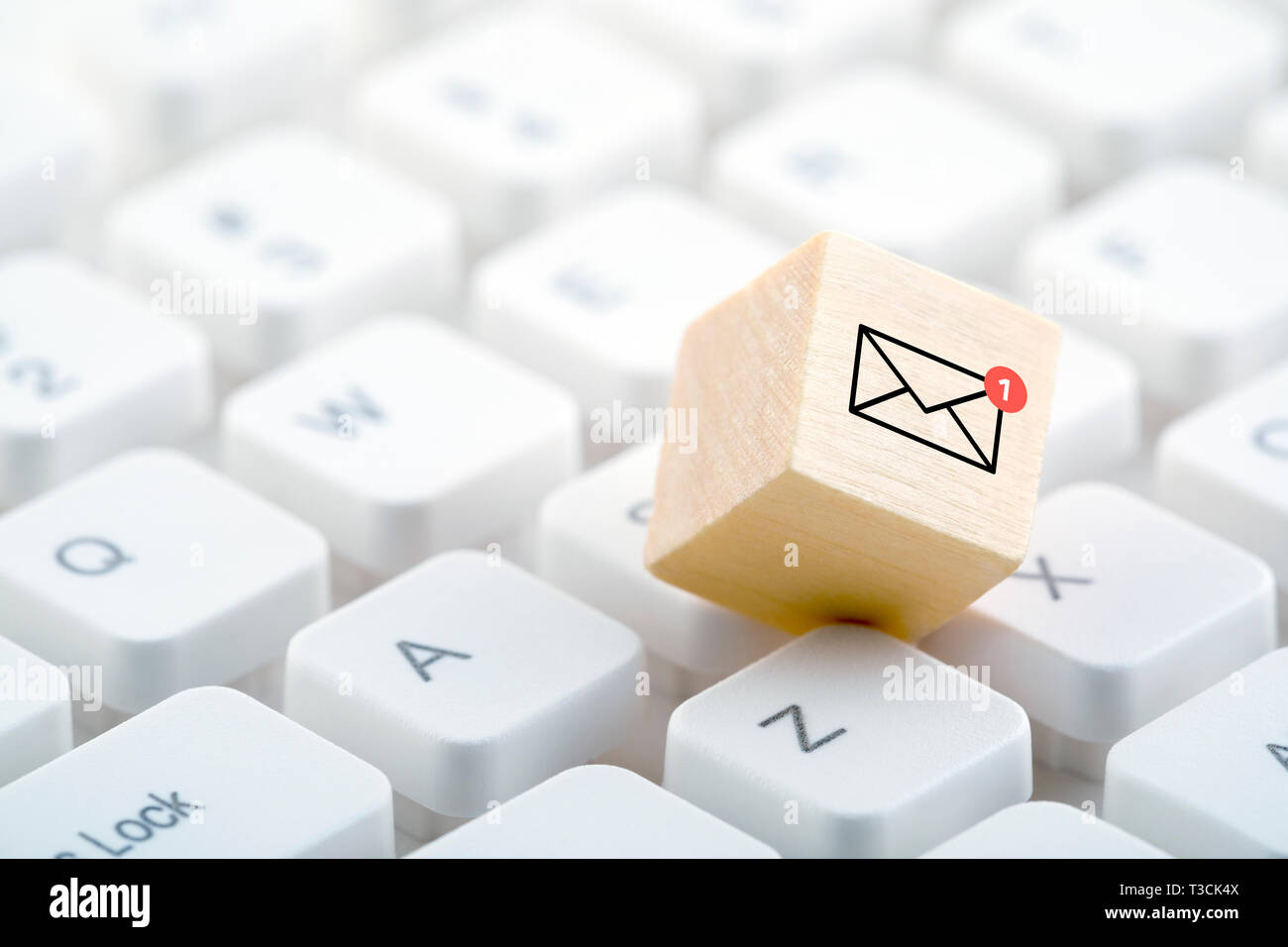 Neue e-Grafik auf hölzernen Block über die Tastatur Stockfoto