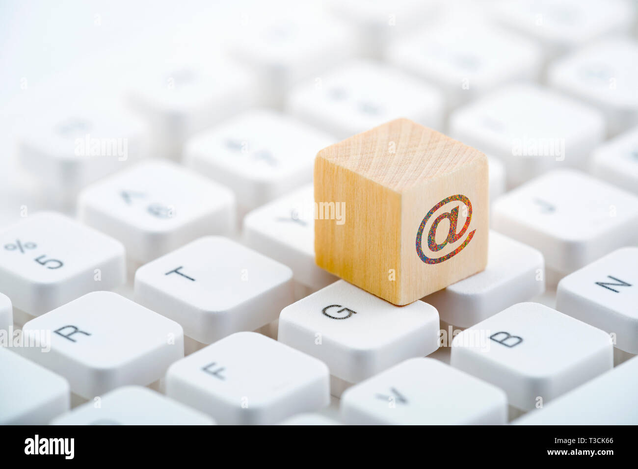 Holzblock mit bunten Internet Symbol auf dem Computer Tastatur Stockfoto