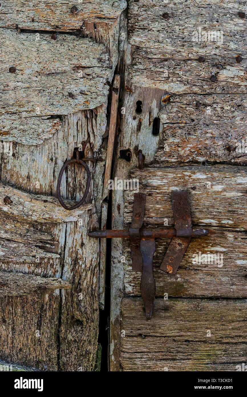 Eine Doppeltür mit einer rostigen alten zur Sicherung Verriegelung  Stockfotografie - Alamy