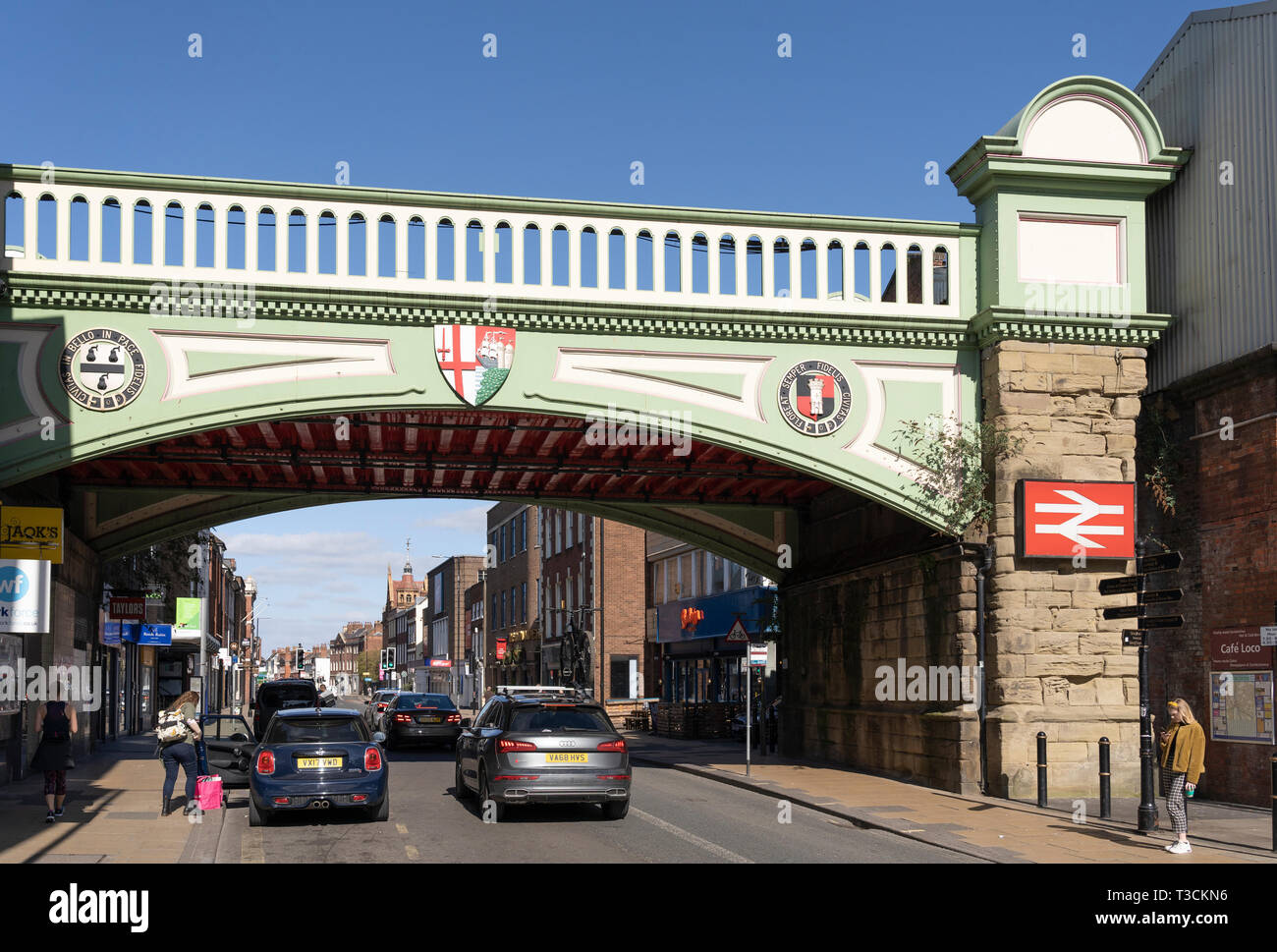 Foregate Street Railway Bridge ist Denkmalgeschützte und enthält das Wappen und Motto der Stadt Worcester, England Stockfoto