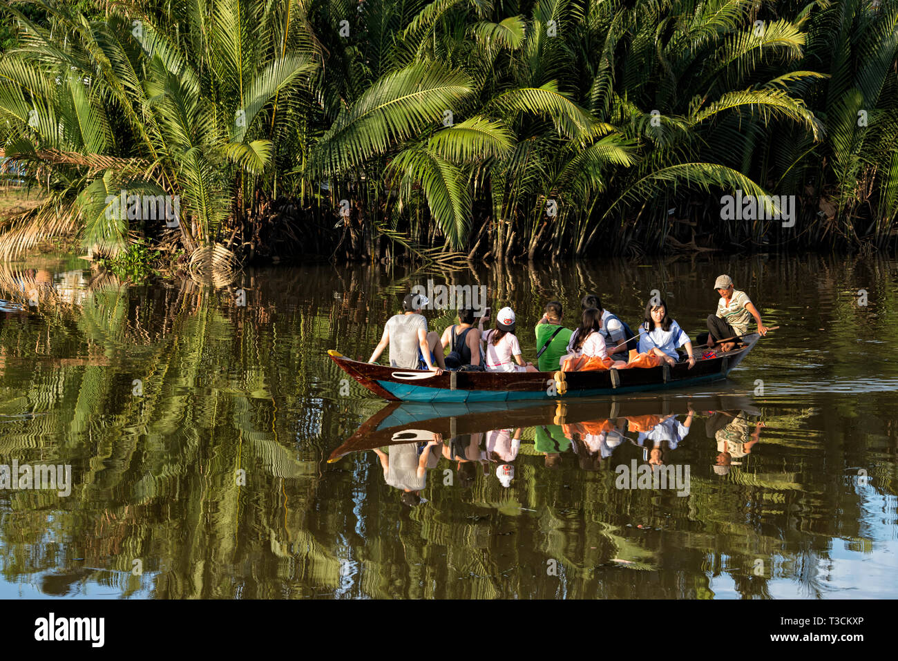 Gruppe von Touristen auf einem Boot ihre am Thu Bon Fluss, Hoi An Stockfoto