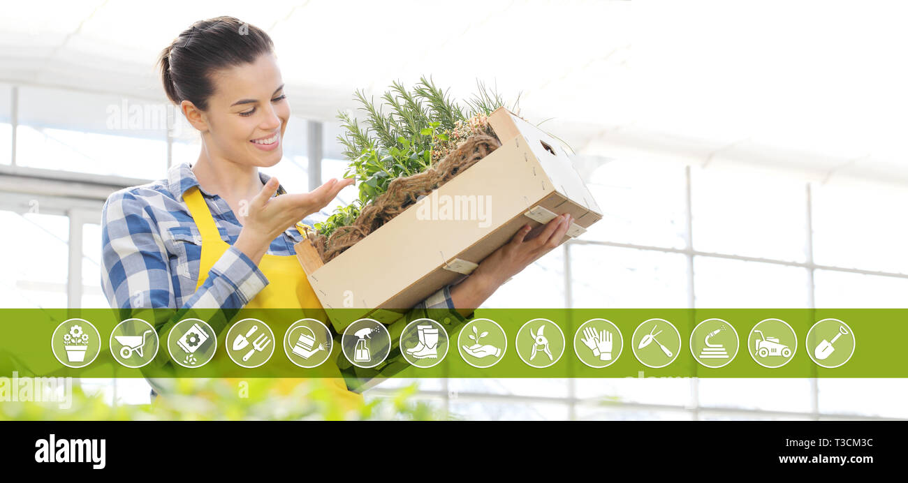 Gartengeräte e-commerce Icons, lächelnde Frau mit hölzernen Kasten voll Gewürz Kräuter auf weißem Hintergrund, spring garden Konzept Stockfoto