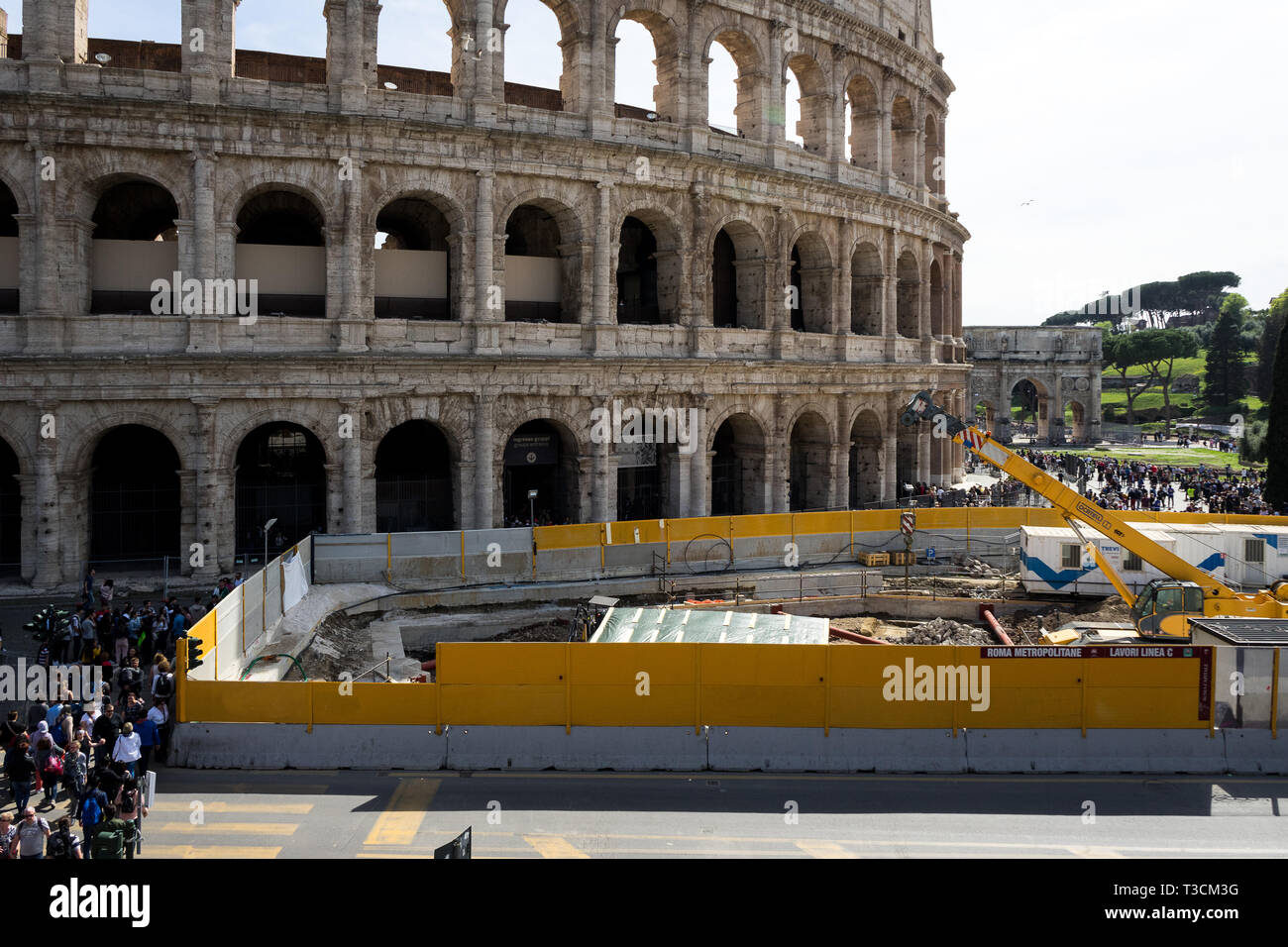Kolosseum, Rom, Italien 04.06.2019: Neue Metro-linie c Gebäude, Fori Imperiali entfernt.. Stockfoto
