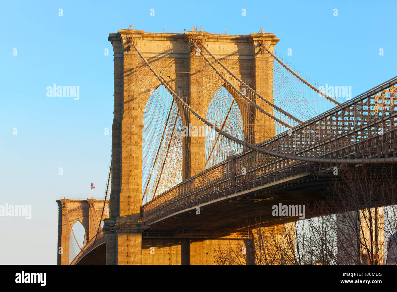 Die Brooklyn Bridge Blick nach Westen in Richtung Manhattan vom Brooklyn Seite Stockfoto