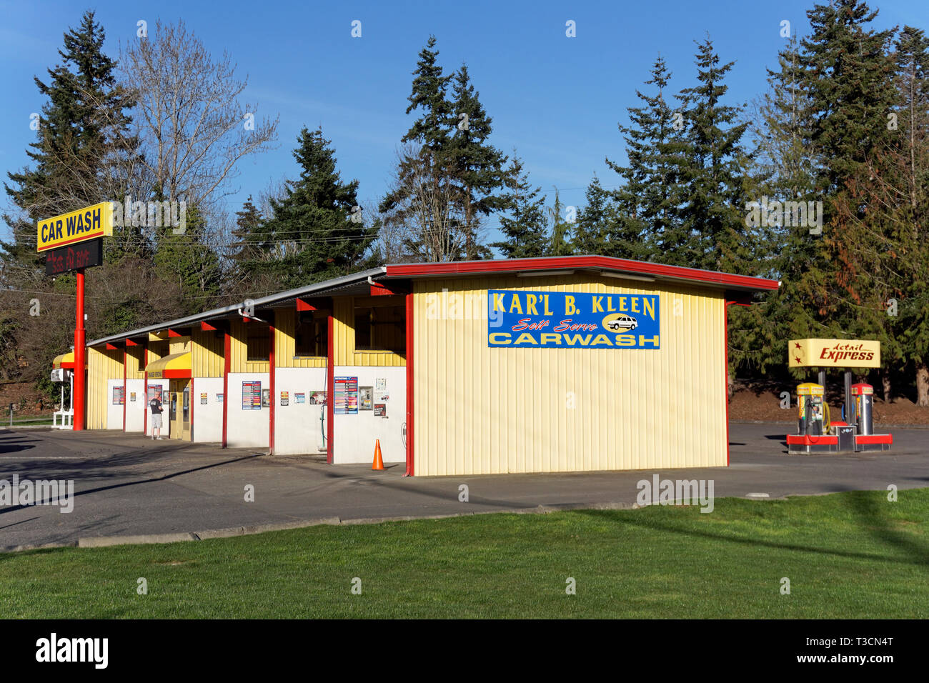 Mann mit einem Outdoor Self-Service-Autowaschanlage in Bellingham, Washington State, USA Stockfoto Mann mit einem Outdoor Self-Service-Autowaschanlage in Bellingham, Washington State, USA Stockfoto
