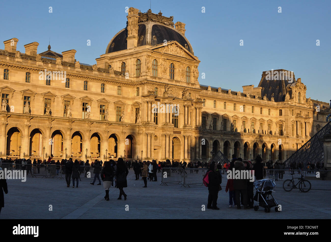 Paris, Frankreich - 02.08.2015: Blick auf den Louvre Stockfoto