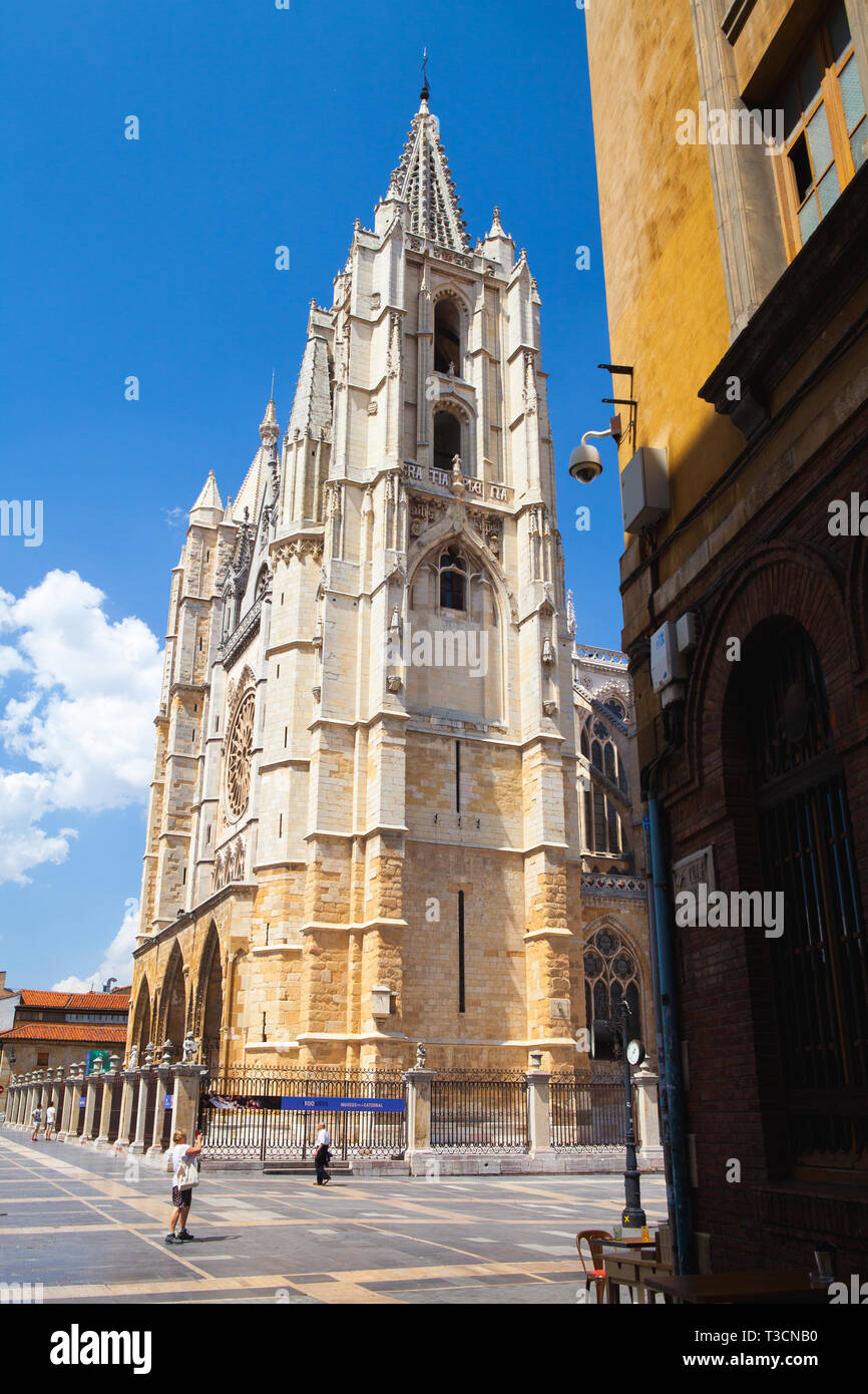 Leon, Spanien - Juli 5, 2017: Die Kathedrale in Leon. Die Kathedrale Santa Maria von Leon, erbaut auf den Ruinen eines römischen Bad. Ein UNESCO-Weltkulturerbe o Stockfoto