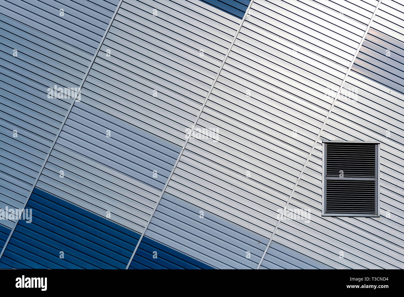 Abstrakte architektonischen Hintergrund von modernen Gebäuden, die Fassade mit blauen und silbernen Linien - Bild Stockfoto