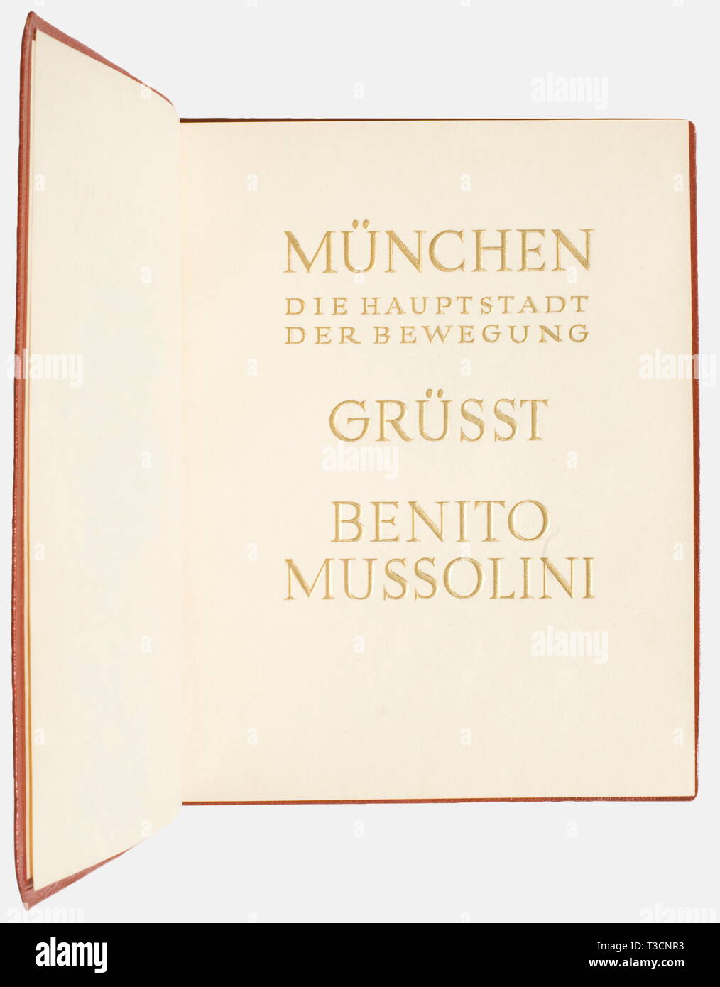 Adolf Hitler, ein Bilderbuch aus der Bibliothek der Reichskanzlei, als Geschenk anlässlich des Benito Mussolini besuchen Sie 'München, der Hauptstadt der Bewegung gegeben, begrüßt Benito Mussolini" auf dem Deckblatt, gold-gestempelt nationalen Adler auf dem roten Leder, deutsche und italienische Text auf Pergament gedruckt, Schwarz und Weiß Foto Abschnitt und Farbe Skizzen von Prof. G. Buchner von der Flagge, die Dekoration in München. Design und Layout von Max Schmidt & Söhne, München. Mit Schuber. Die Abdeckung (leicht gebogen) mit gold-gestempelt Ex Libris 'Bibliothek der Reichskanzlei" auf t, Editorial-Use - Nur Stockfoto