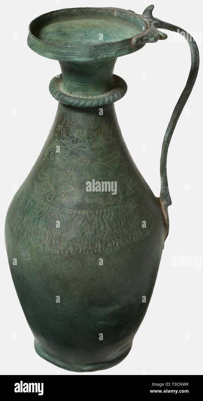 Eine römische Bronze ewer mit silber Inlays, 2. bis 4. Jahrhundert n. Chr. Bronze mit grünliche Patina. Schlank, leicht bauchige ewer. Schlanke abgesperrt, Hals und weit ausgestellte Rim. Schmale Griff zur Einstellung in zwei Köpfe. Die Schulter durch eine eingravierte Blatt Fries, durch die Gestanzten und Silber mit Intarsien Darstellung von zwei Vögel überragt umgeben. Gereinigt archäologische finden. Restaurierungen an den Hals, Rim, Fuß, und auf der rechten Seite. Höhe 30,5 cm. historischen, historische, Antike, antike, Antike, Objekt, Objekte, Stills, Clipping, ausschneiden Ausschneiden, Additional-Rights - Clearance-Info - Not-Available Stockfoto