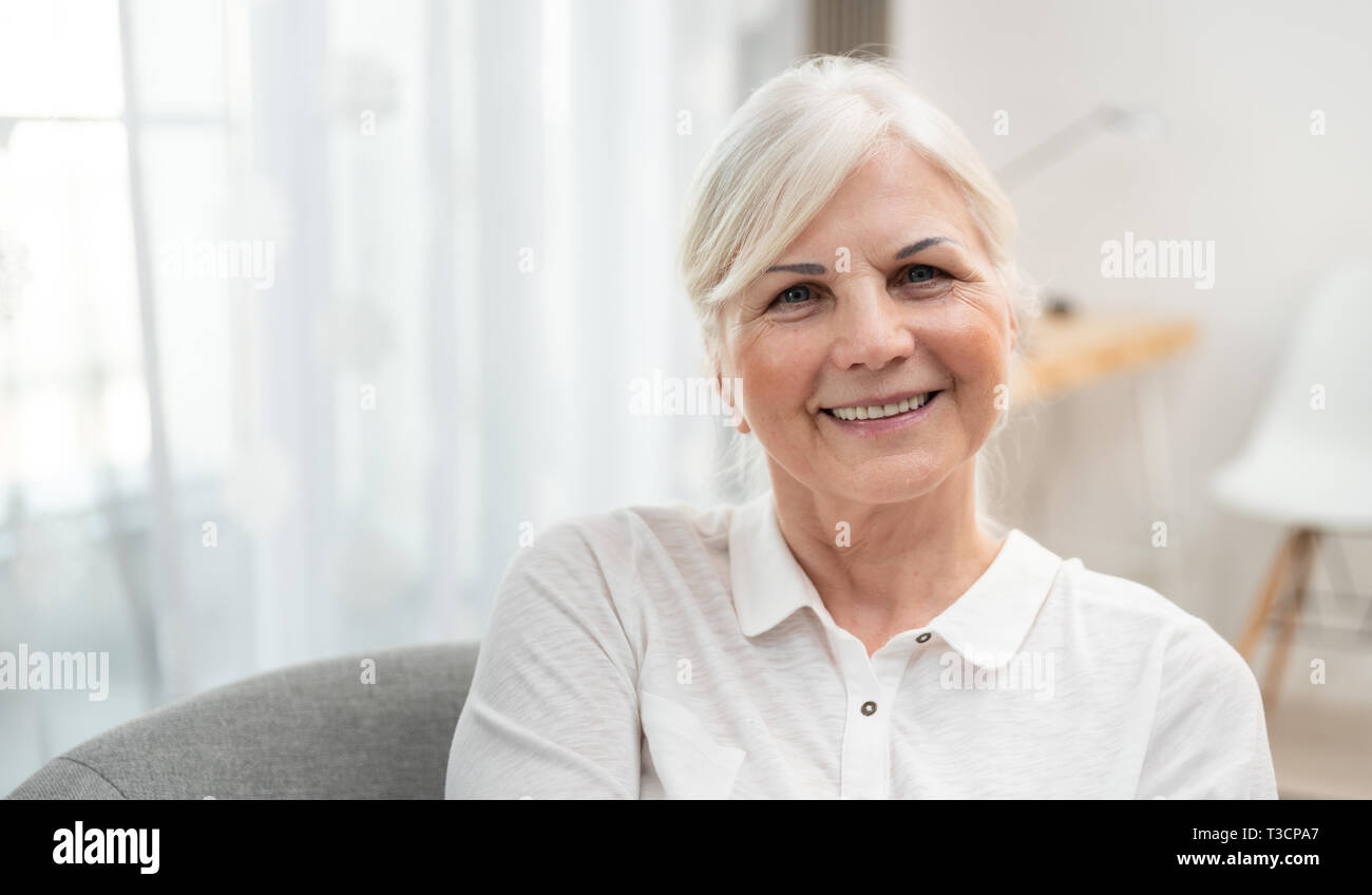 Portrait von lächelnden älteren Frau. Konzept der Lifestyle Foto mit Kopie Raum Stockfoto