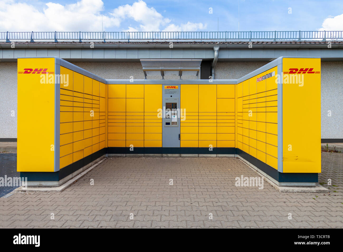 Nürnberg/Deutschland - vom 7. April, 2019: DHL Packstation steht auf einer Straße in Nürnberg. Packstation bedeutet Verpackungsstation. Stockfoto