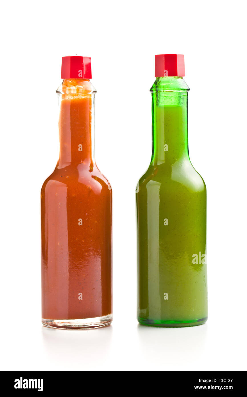 Tabasco Flasche der heißen Soße. Rote und grüne Soße auf weißem Hintergrund. Stockfoto