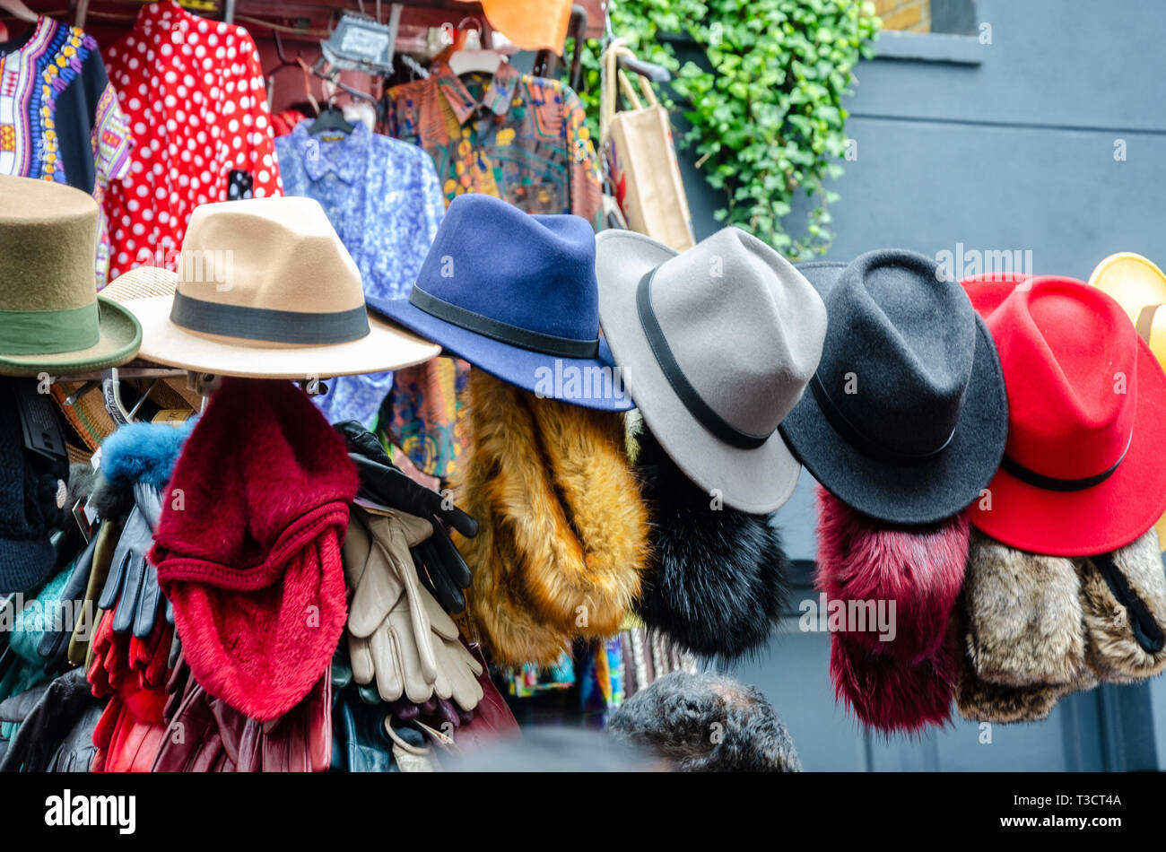Trilby Hüte aufgehängt, die auf einem Markt, in der Portobello Road Market in London, UK Abschaltdruck Stockfoto