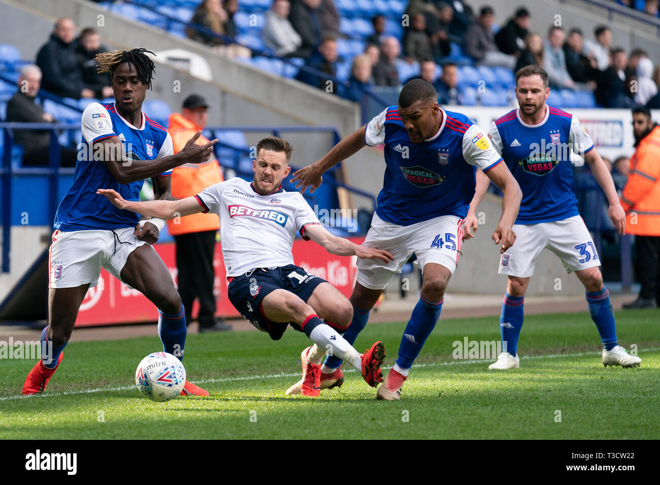 Bolton Wanderers Callum Connolly wird von Ipswich Town Collin Quaner (R) und Gwion Edwards (L) 6. April 2019, Universität Bolton Stadium, Bolton, England in Angriff genommen; Sky bet Meisterschaft Fußball, Bolton Wanderers vs Ipswich Town Credit: Terry Donnelly/News Bilder Stockfoto