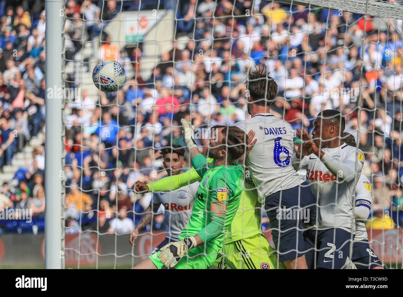 6. April 2019, Deepdale, Preston, England; Sky Bet Meisterschaft, Preston North End vs Sheffield United; Ben Davies von (06) Preston Köpfe klare: Mark Cosgrove/News Bilder der Englischen Football League Bilder unterliegen DataCo Lizenz Stockfoto