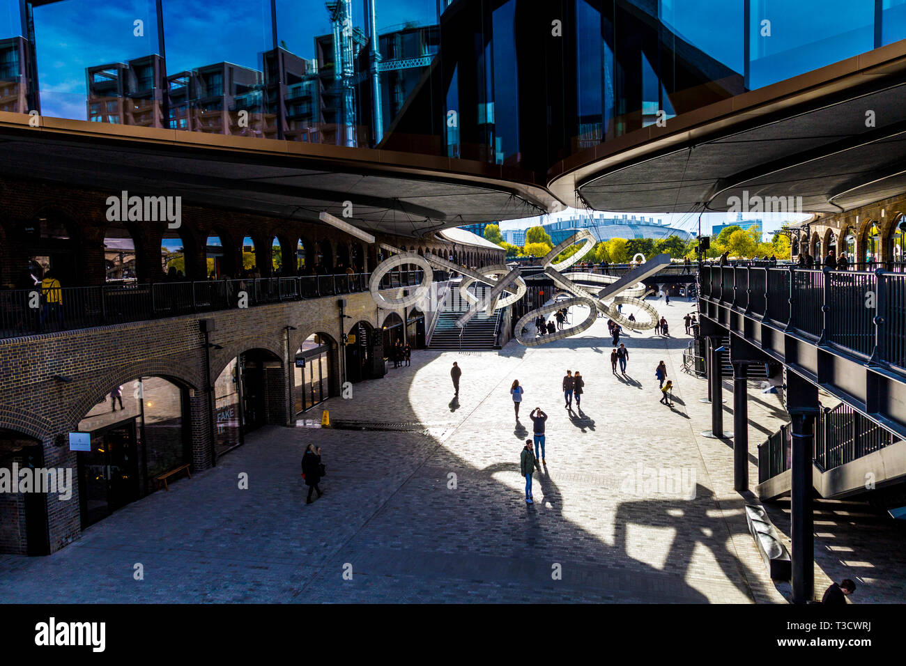 Kohle Tropfen Yard in Kings Cross Tempo Frames eine riesige hängende Skulptur' von Studio Mieke Meijerin, London, UK Stockfoto