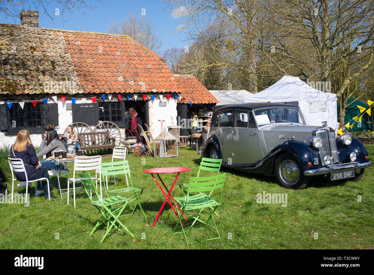 Thriplow, Cambridge, England, UK - März 2019: alte Oldtimer auf Gras vor der alten Britischen Englisch Traditionelles Cottage mit Cafe geparkt Stockfoto