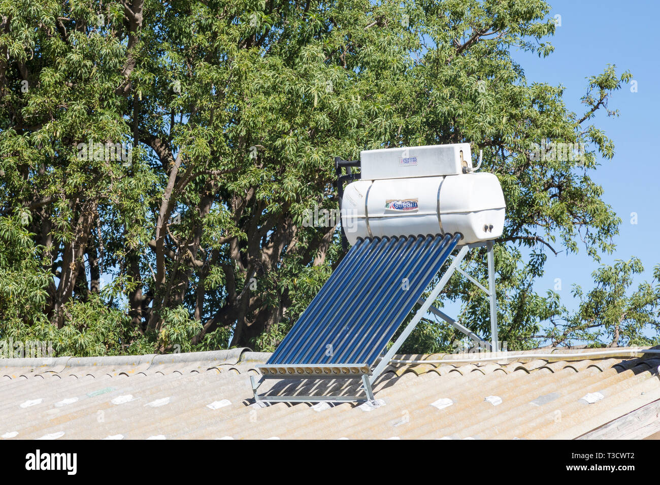 Landarbeiter Cottage mit kleinen Dach Solar Warmwasser Geysir und Photovoltaikanlage, Natürliche Ressourcen, erneuerbare und nachhaltige, Leistung, Energie, er Stockfoto