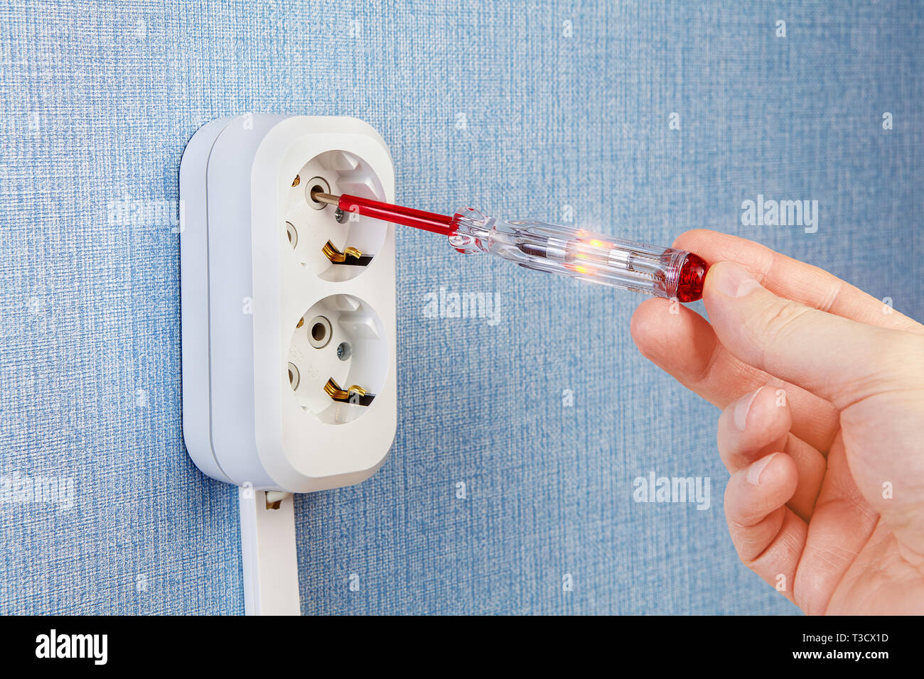 Kontrolle der Spannung in der Nutzung elektrischer Tester oder Schraubendreher Spannungsprüfer Outlet, close-up. Stockfoto